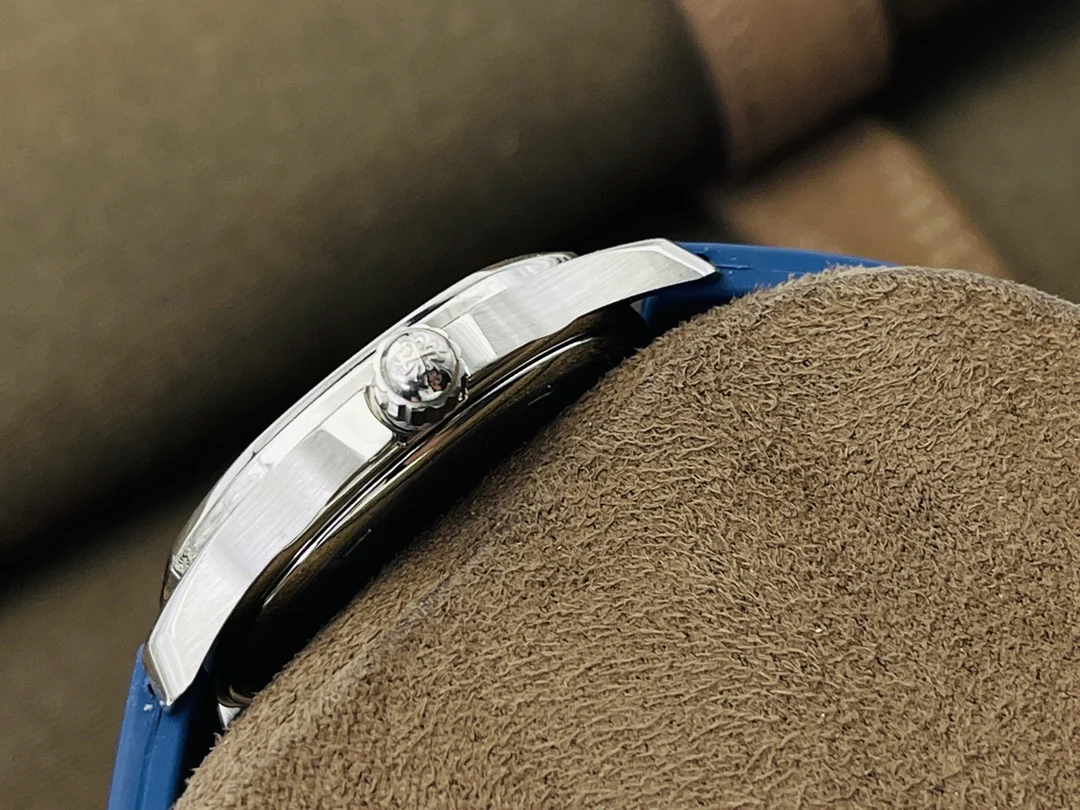 Patek Philippe Aquanaut 35.6mm — photographed off the sweep