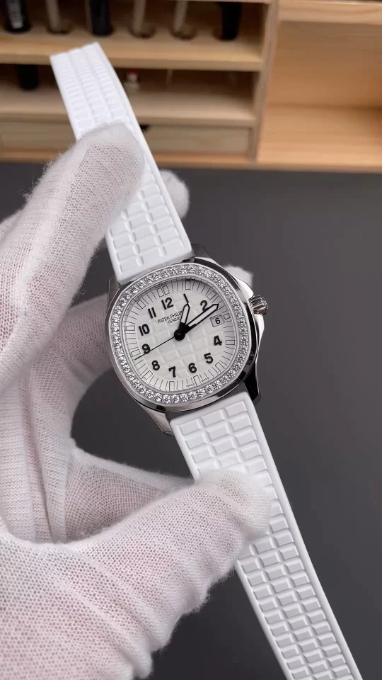 Patek Philippe Aquanaut White Dial Diamond-Set 35.6mm