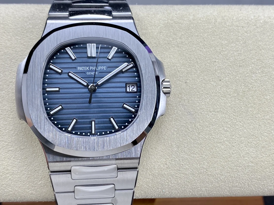 Patek Philippe Nautilus 41mm — photographed off the sweep