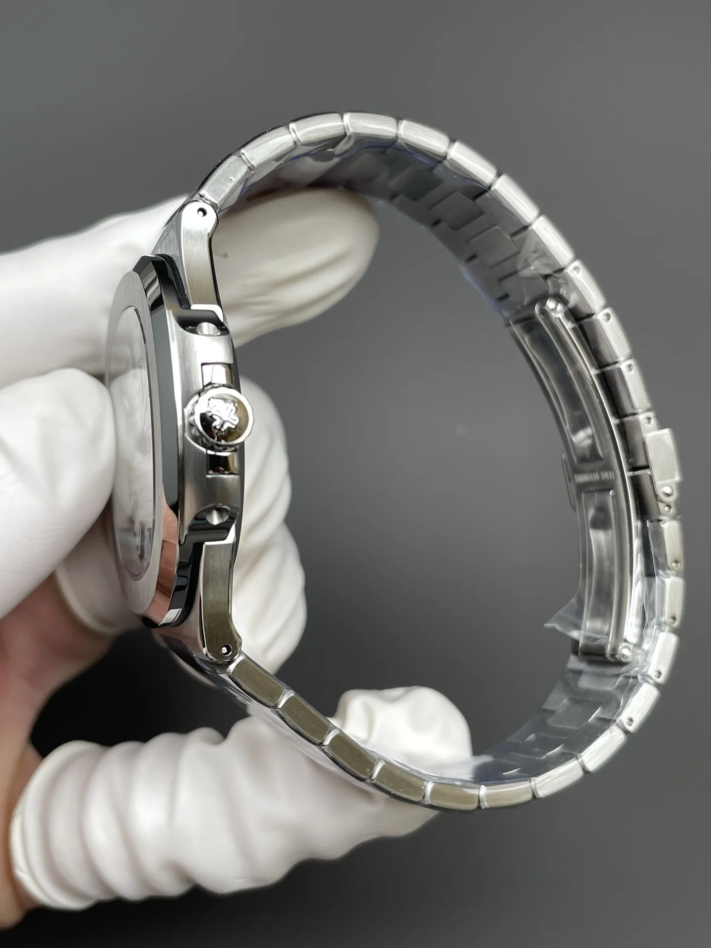 Patek Philippe Nautilus White Dial 5711 40mm — photographed off the sweep