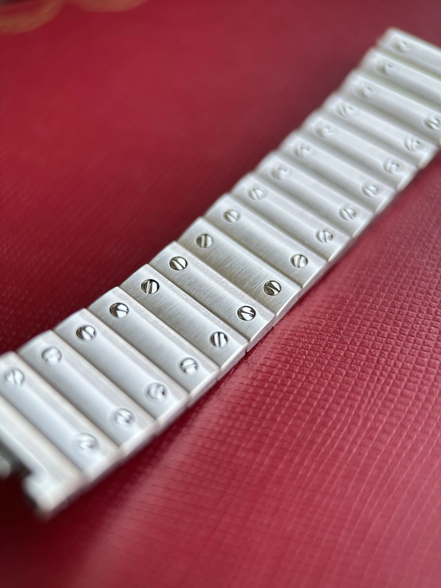Quick-release steel bracelet details