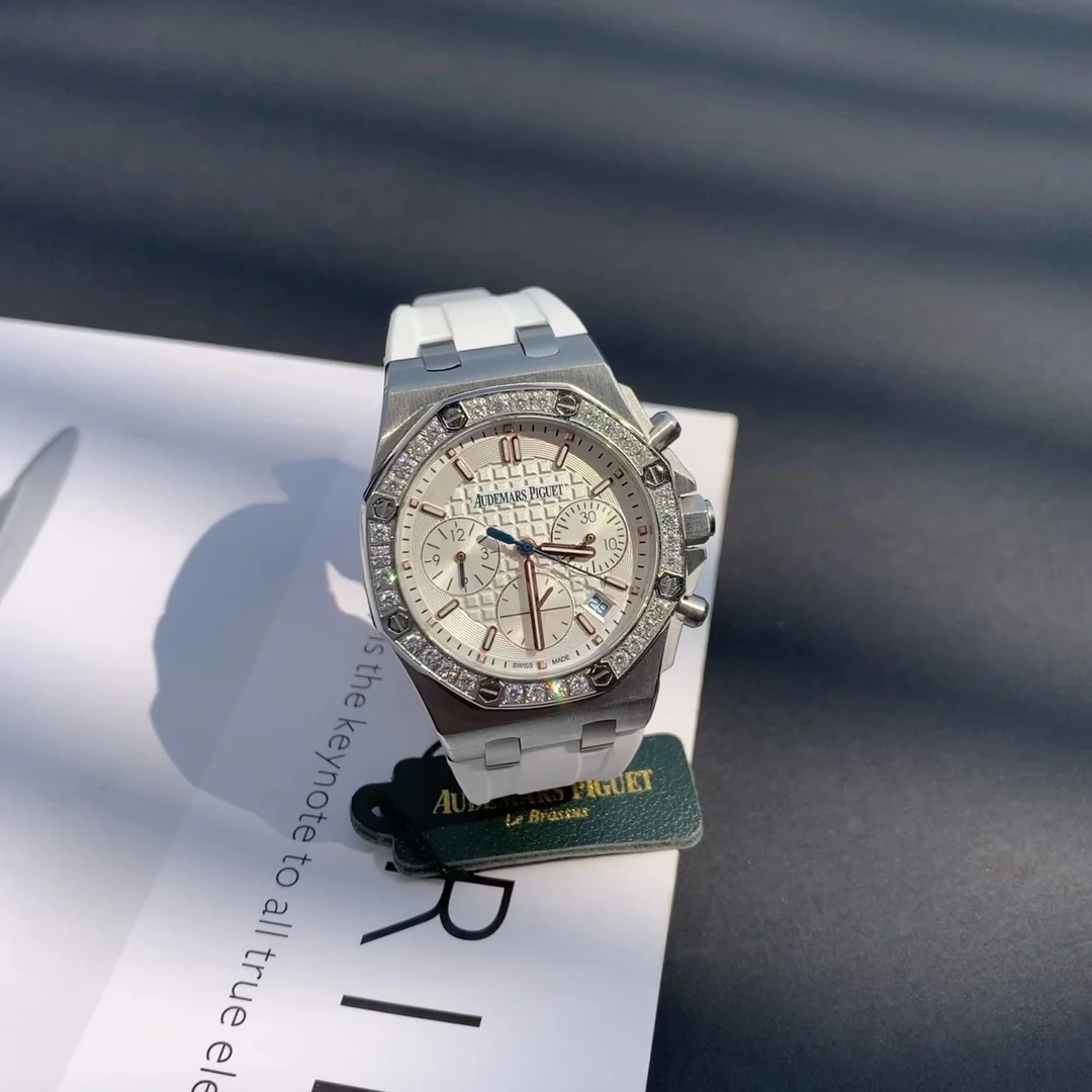 Real video footage of genuine diamonds, 100% dazzling