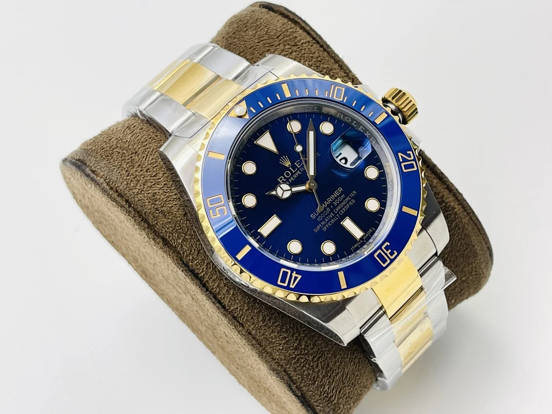 Rolex Submariner Steel Green Dial 40mm — photographed off the sweep
