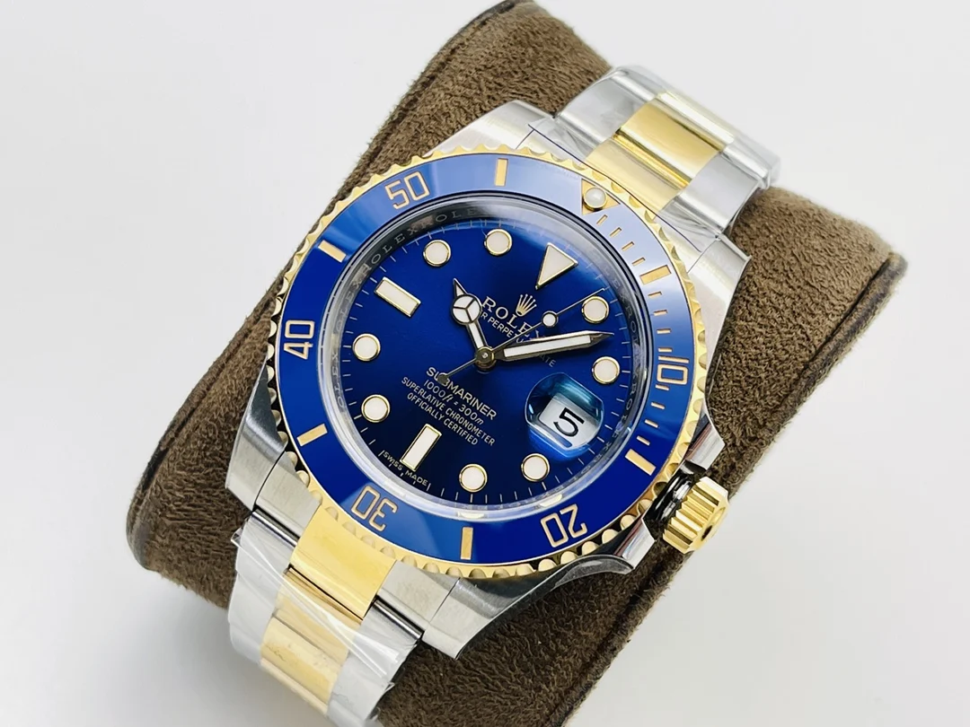Rolex Submariner Steel Green Dial 40mm — photographed off the sweep