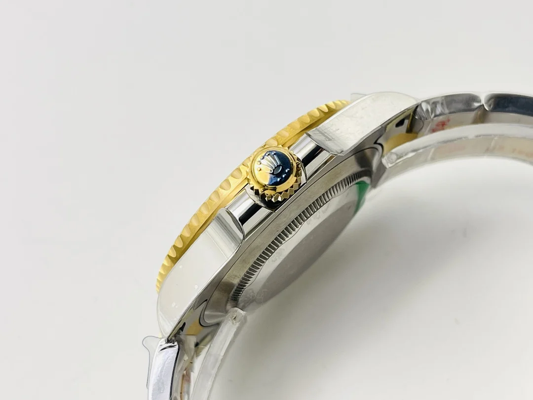 Rolex Submariner Steel Green Dial 40mm — photographed off the sweep