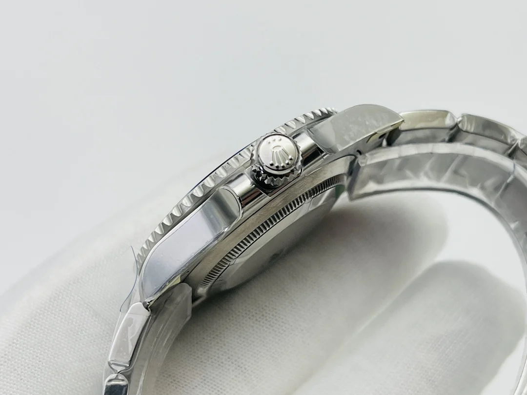 Rolex Submariner Steel Green Dial 41mm — photographed off the sweep