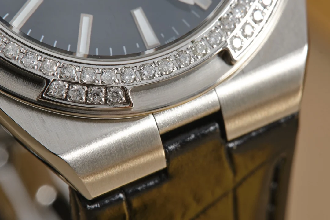 Set with 78 1.3VVS grade natural full-cut diamonds Each one was — photographed off the sweep