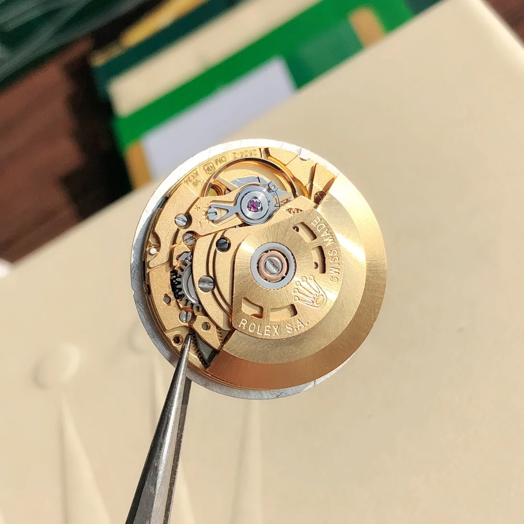 Swiss ETA-2824 movement. Supports inspection and disassembly at — photographed off the sweep