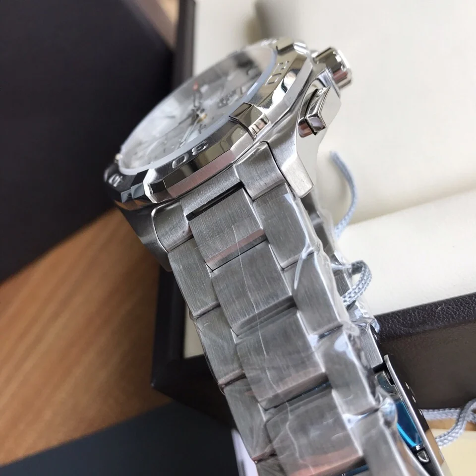 TAG Heuer Aquaracer Ceramic — photographed off the sweep