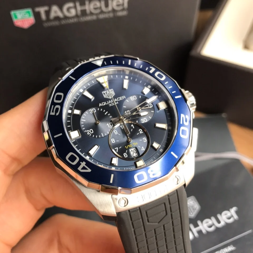 TAG Heuer Aquaracer Steel 43mm — photographed off the sweep