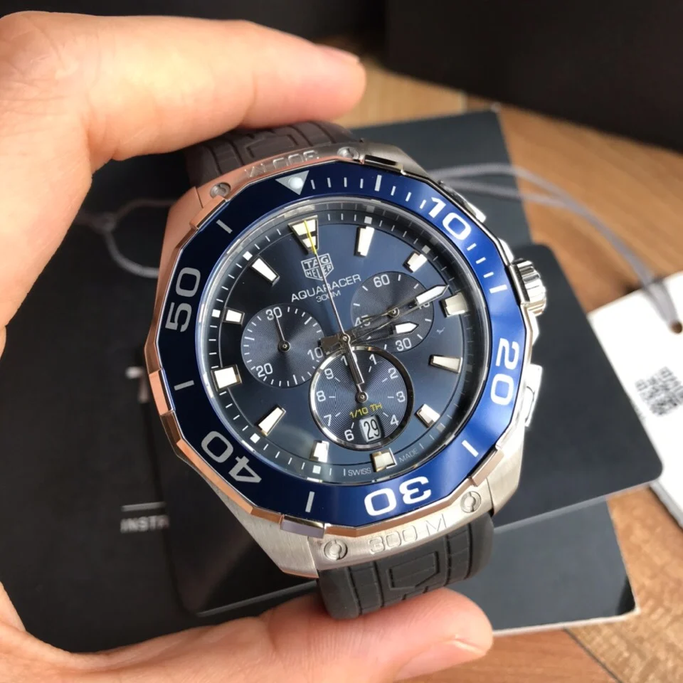 TAG Heuer Aquaracer Steel 43mm — photographed off the sweep