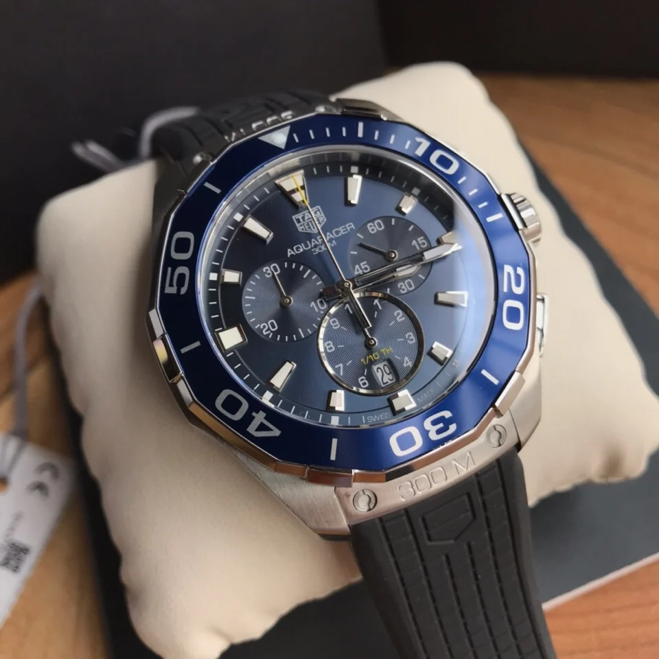 TAG Heuer Aquaracer Steel 43mm — photographed off the sweep