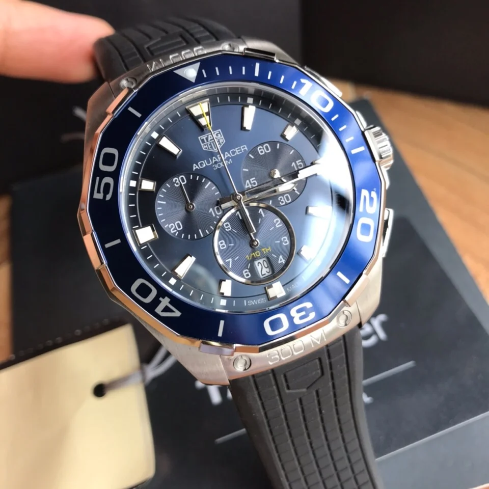 TAG Heuer Aquaracer Steel 43mm — photographed off the sweep