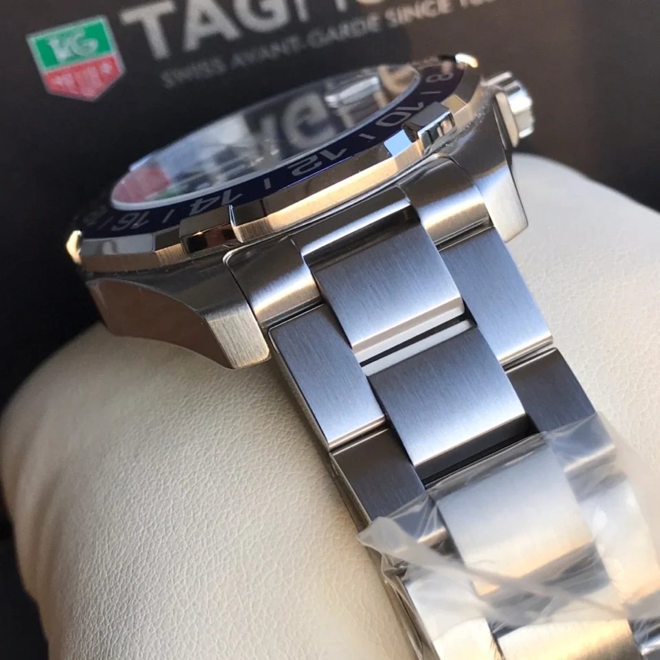 TAG Heuer Aquaracer Steel 43mm — photographed off the sweep