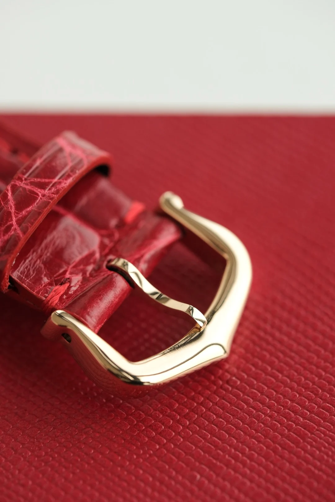 The American alligator leather strap, Cartier LG lettering — photographed off the sweep