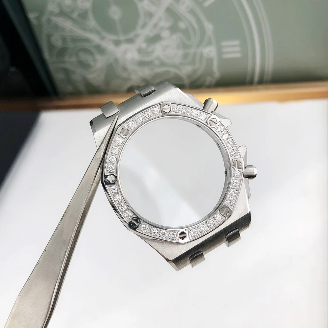The bezel is set with 32 2.0 brilliant-cut VVS-grade natural