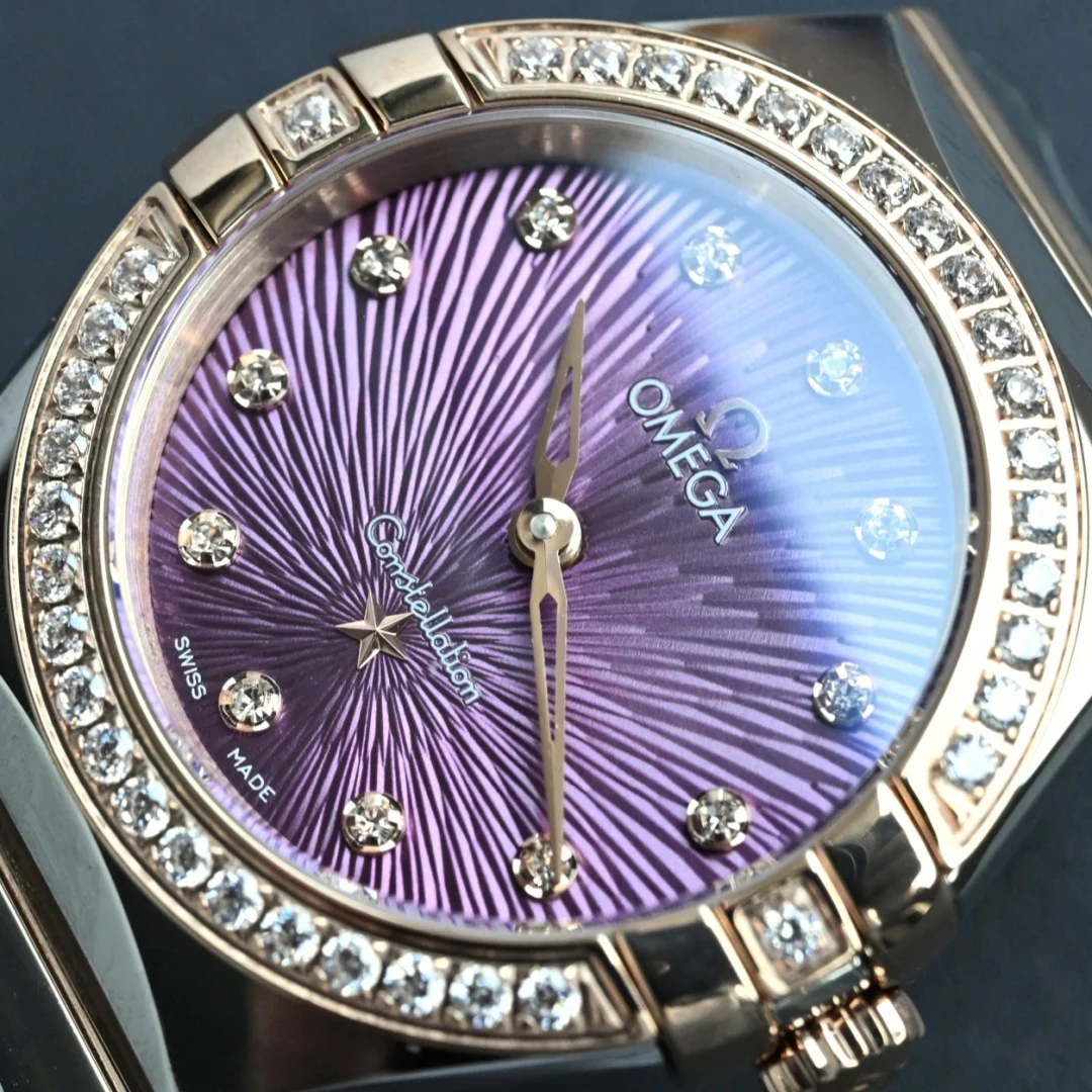 The case is set with 36 VS1.5 genuine diamonds This size is