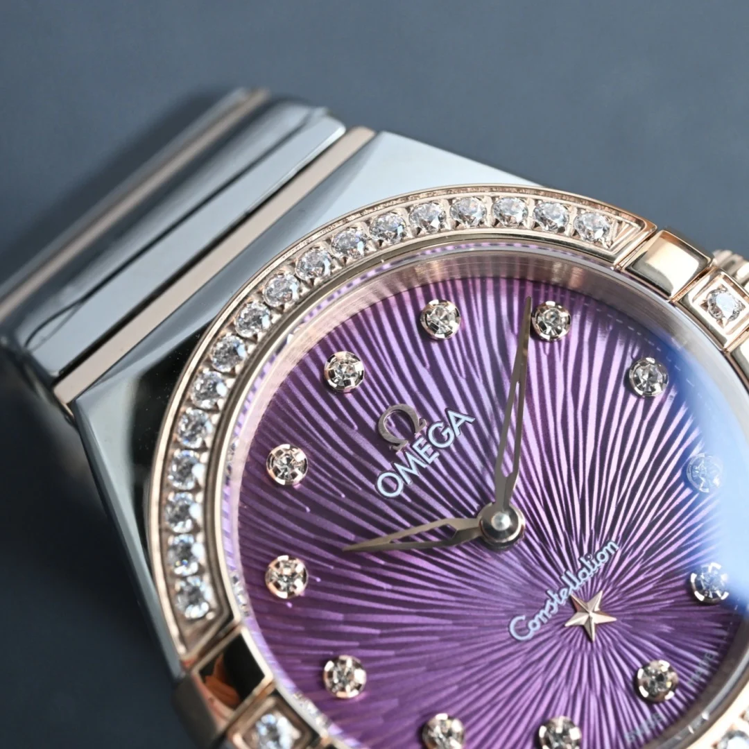 The case is set with 36 VS1.5 genuine diamonds This size is β photographed off the sweep