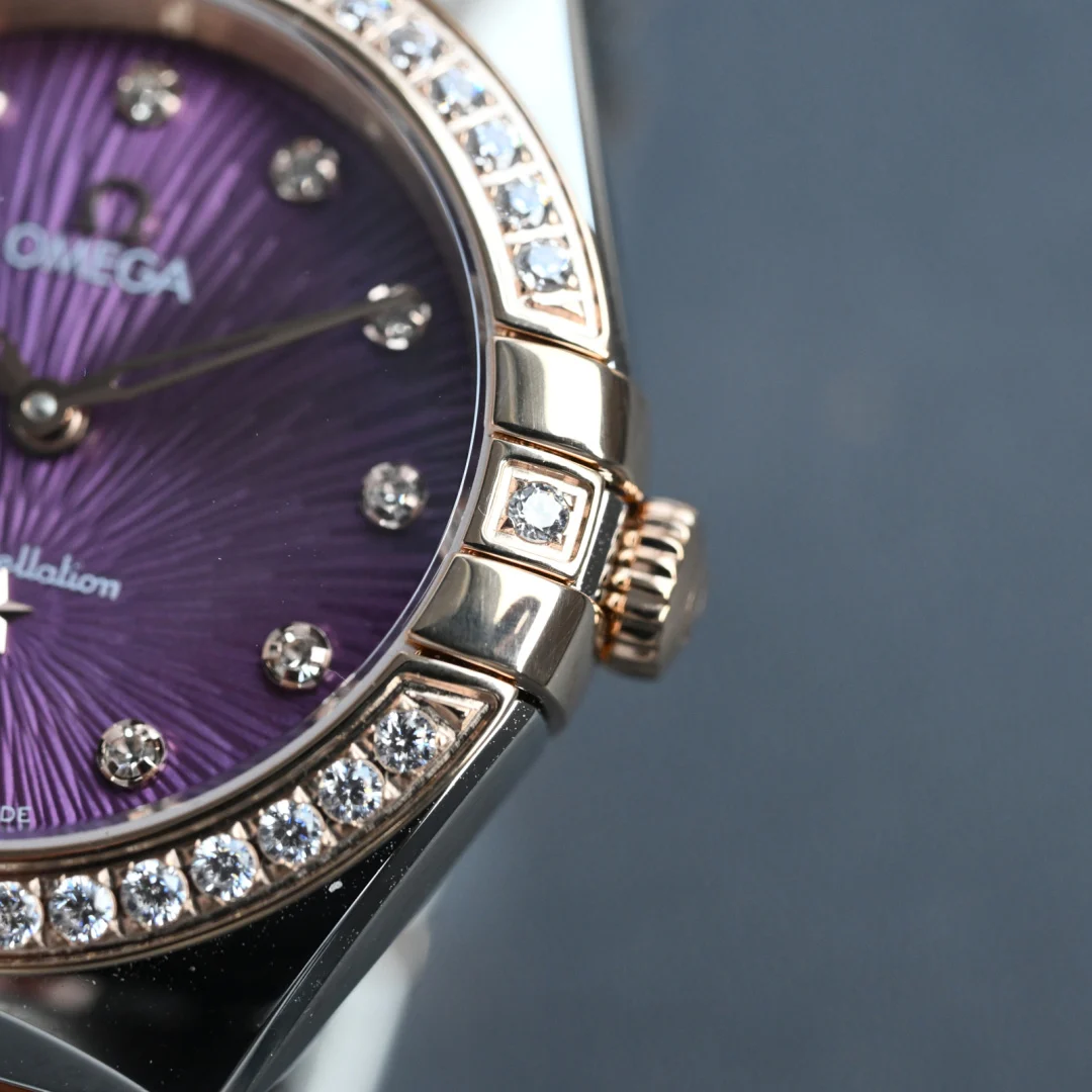 The case is set with 36 VS1.5 genuine diamonds This size is β photographed off the sweep