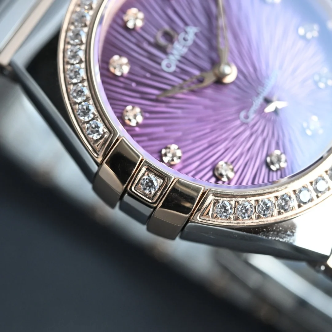 The case is set with 36 VS1.5 genuine diamonds This size is β photographed off the sweep