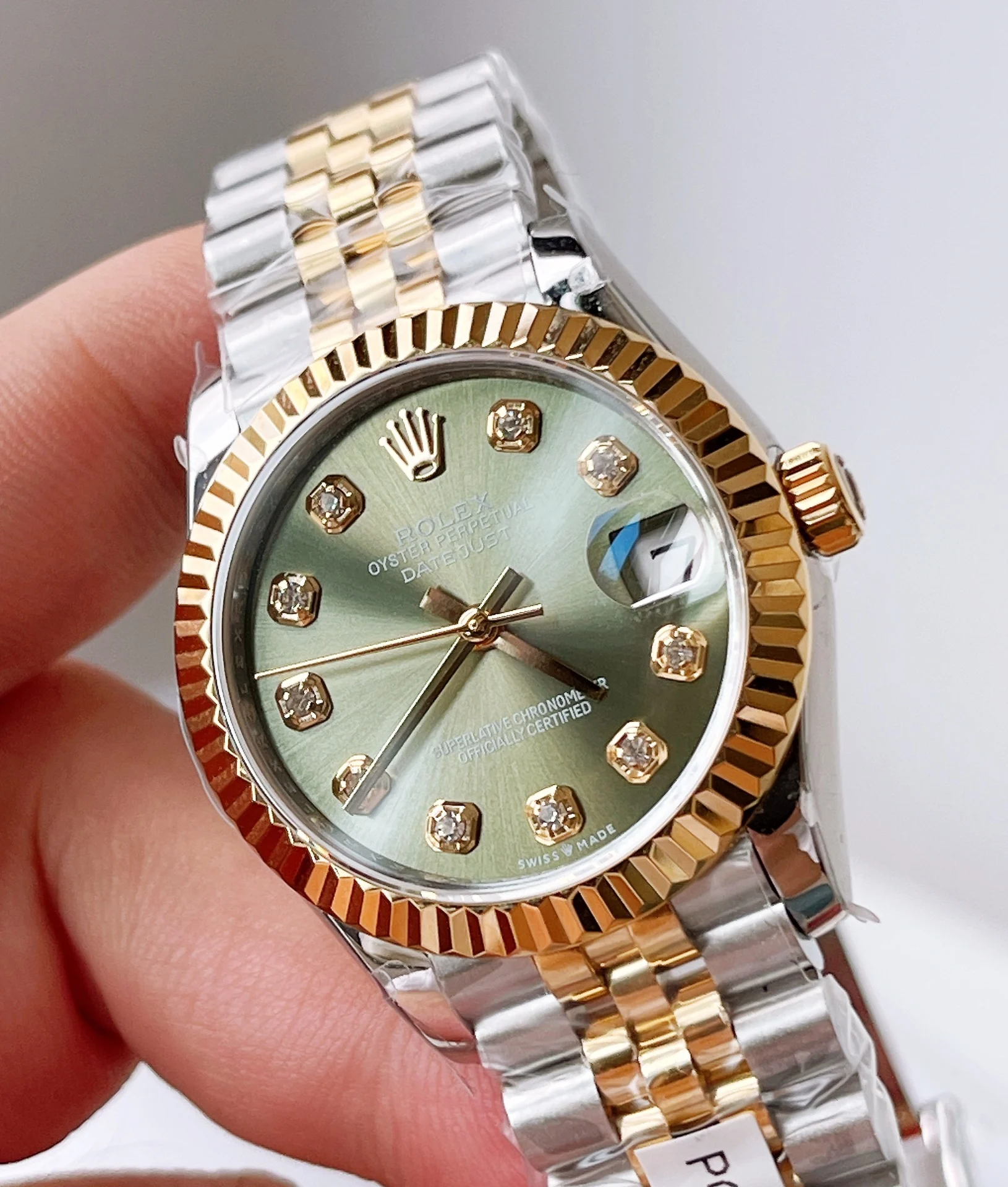 The dial is set with 10 VS-grade genuine diamonds , and each