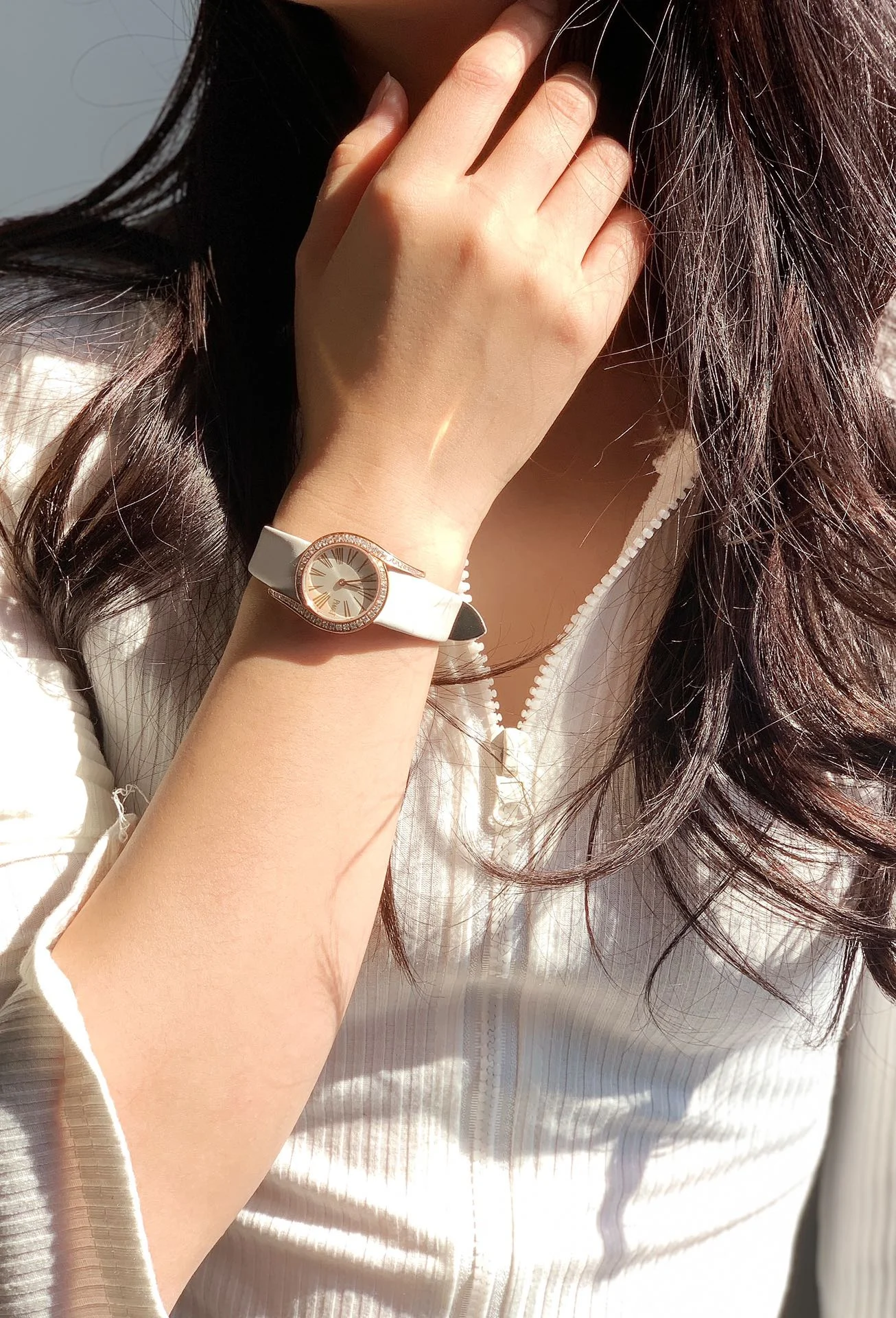 The strap is made of imported silk material, making it more