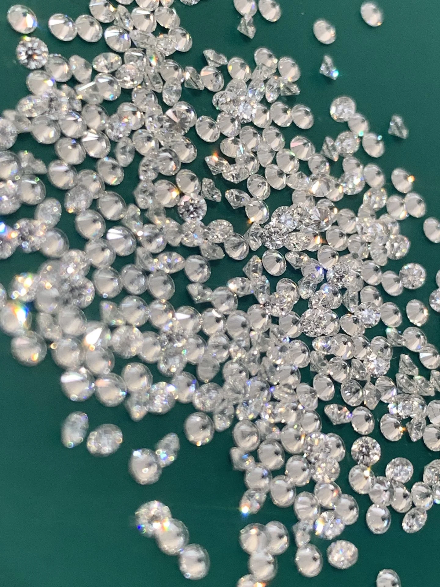 This case features 40 genuine VVS-grade diamonds of varying