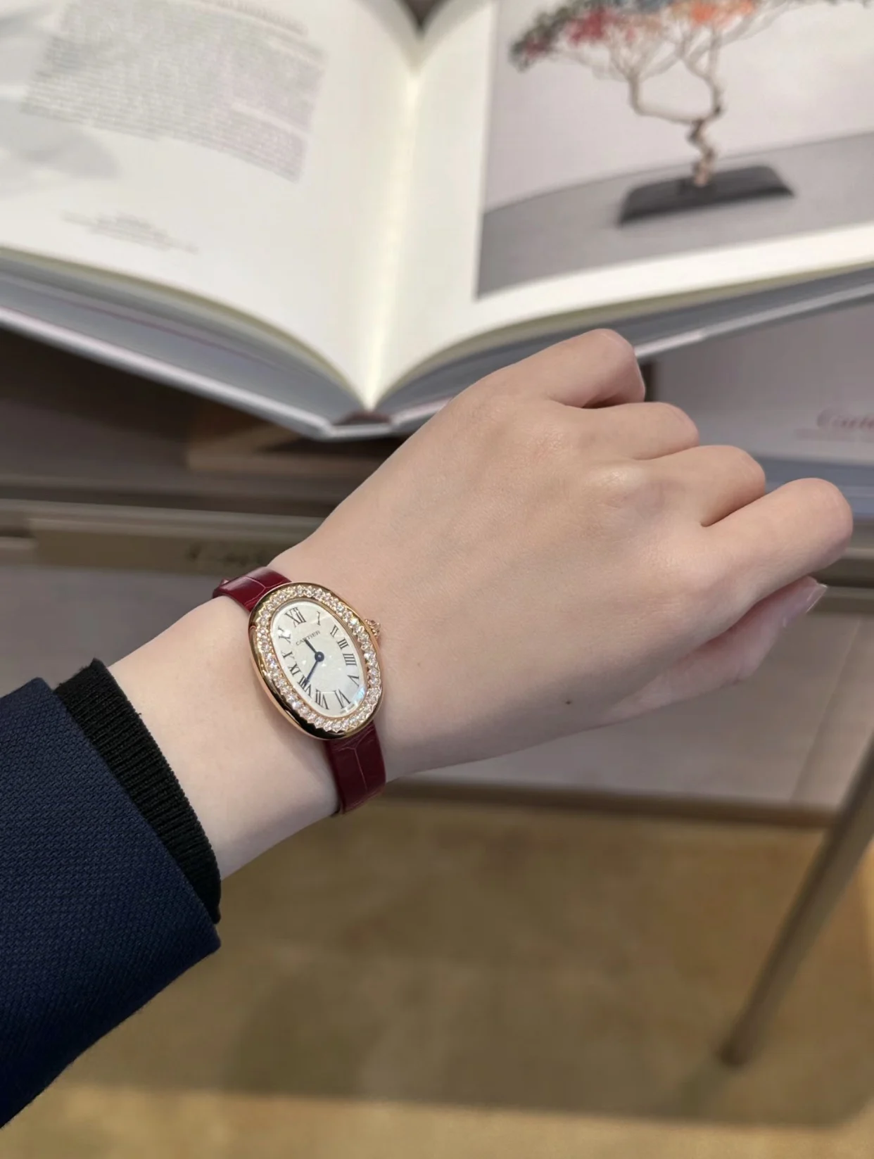 This is so beautiful! It's incredibly stylish! The oval shape