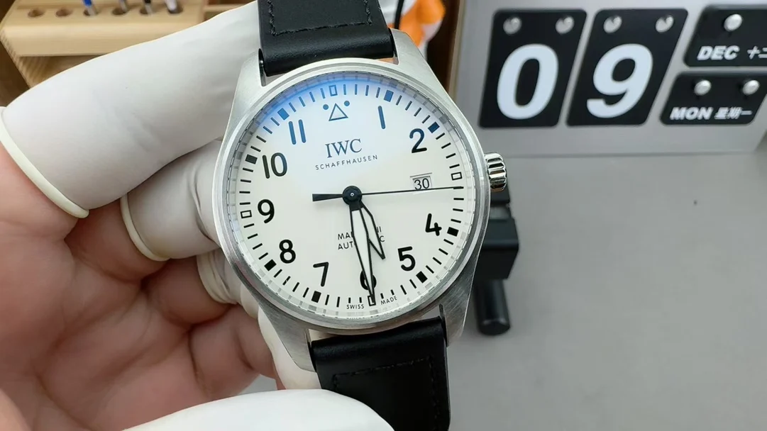 V7 Mark X18 White Seagull 2892 Movement — photographed off the sweep