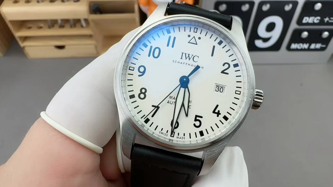 V7 Mark X18 White Seagull 2892 Movement — photographed off the sweep