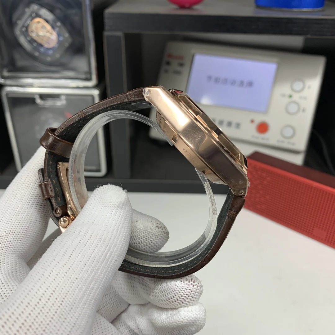 Vacheron Constantin Overseas 5500V/000R-B074 — photographed off the sweep