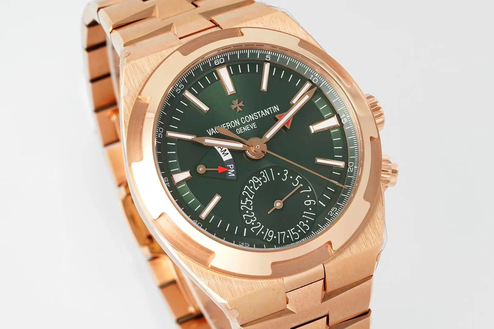 Vacheron Constantin Overseas 7900V/210A-B334 — photographed off the sweep