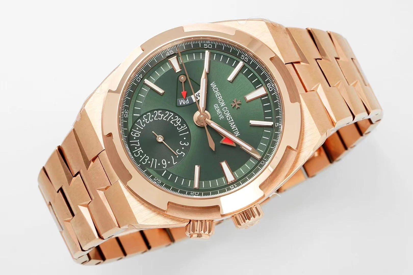 Vacheron Constantin Overseas 7900V/210A-B334 — photographed off the sweep
