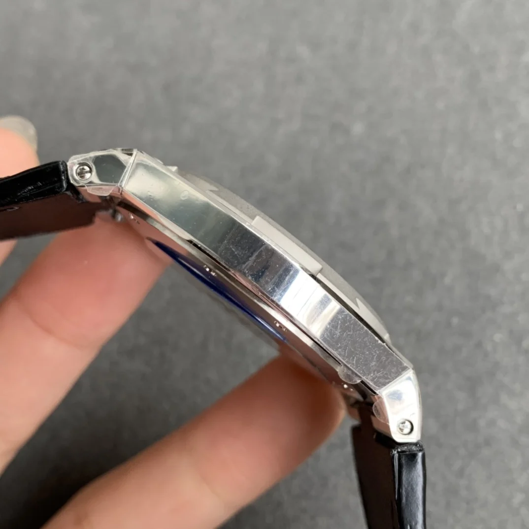Vacheron Constantin Overseas Diamond-Set 42mm — photographed off the sweep