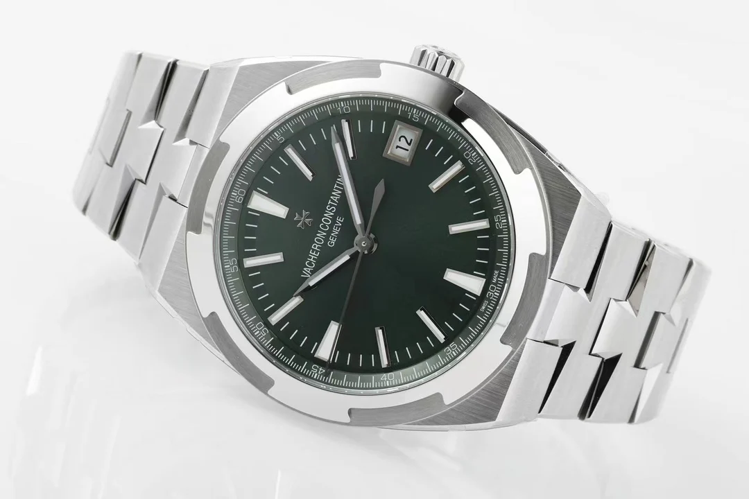 Vacheron Constantin Overseas Green Dial — detail