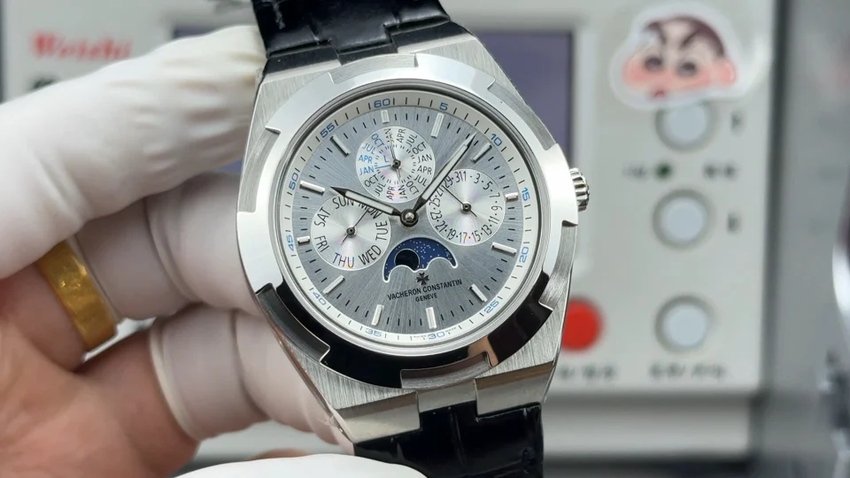Vacheron Constantin Overseas Perpetual Calendar Steel 41.5mm — photographed off the sweep