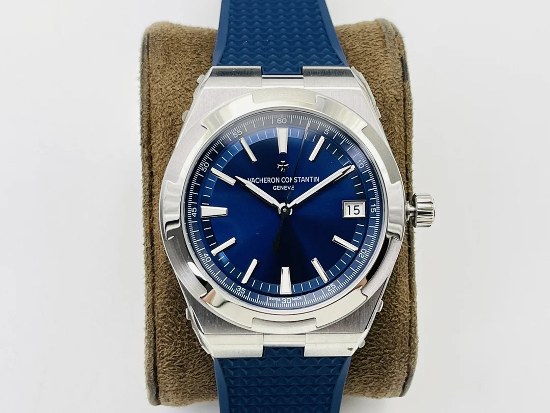 Vacheron Constantin Overseas Steel 41mm — photographed off the sweep