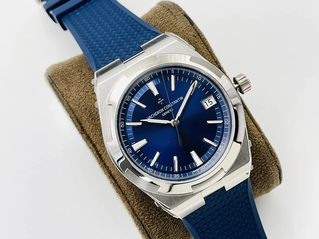 Vacheron Constantin Overseas Steel 41mm — photographed off the sweep