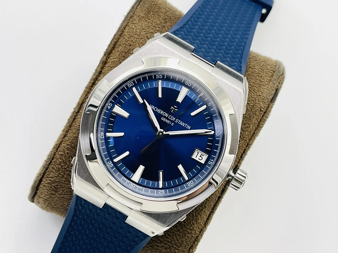 Vacheron Constantin Overseas Steel 41mm — photographed off the sweep