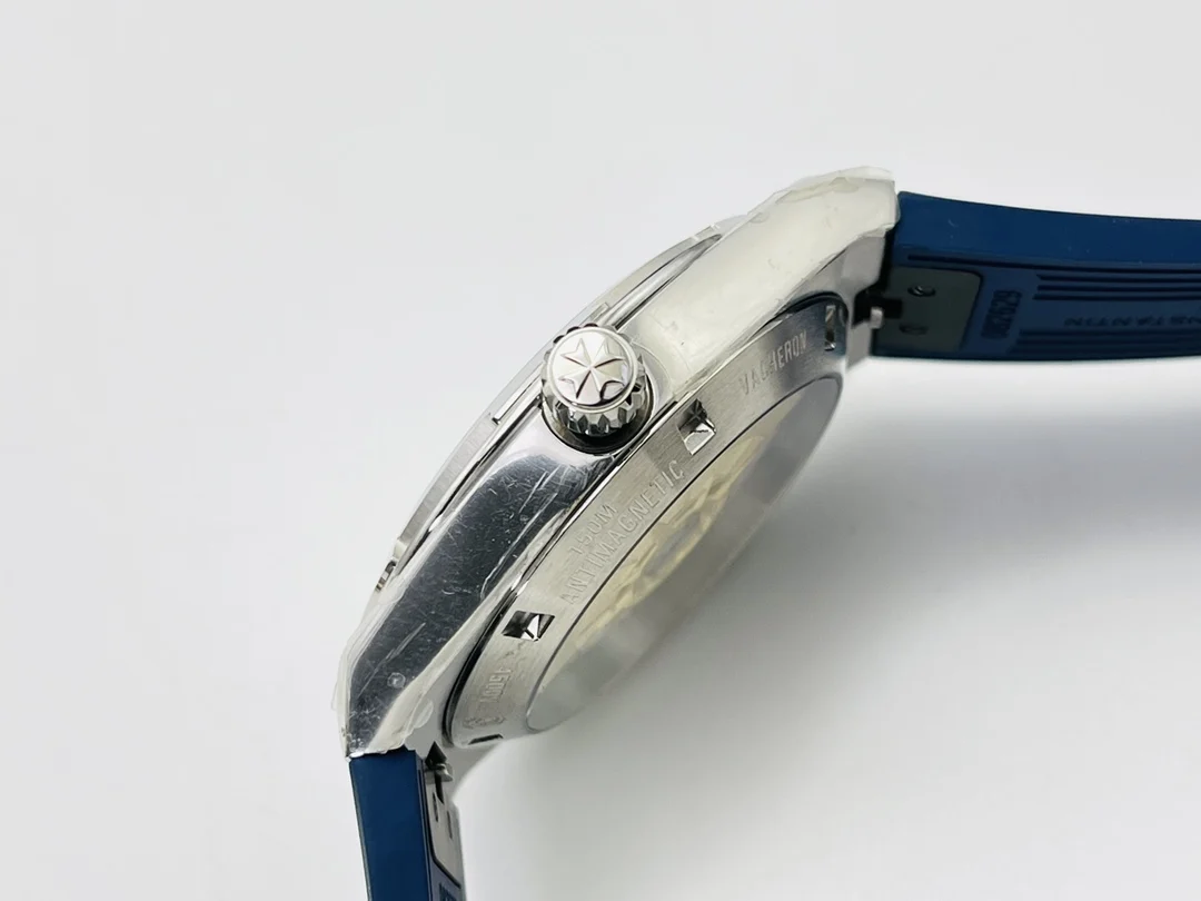 Vacheron Constantin Overseas Steel 41mm — photographed off the sweep