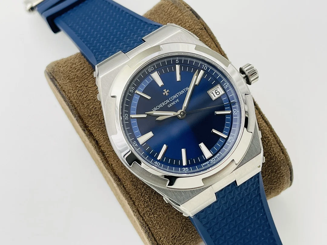 Vacheron Constantin Overseas Steel 41mm — photographed off the sweep