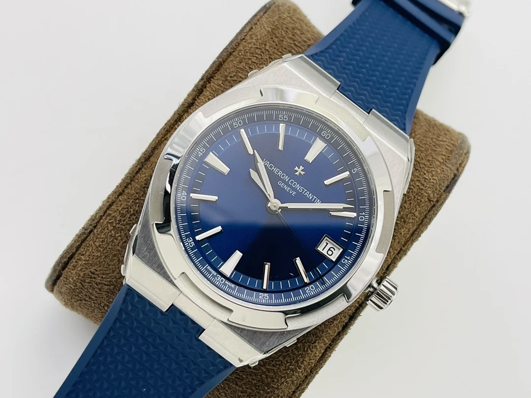 Vacheron Constantin Overseas Steel 41mm — photographed off the sweep