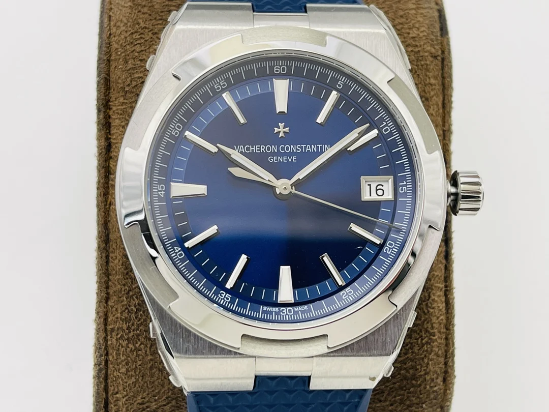 Vacheron Constantin Overseas Steel 41mm — photographed off the sweep