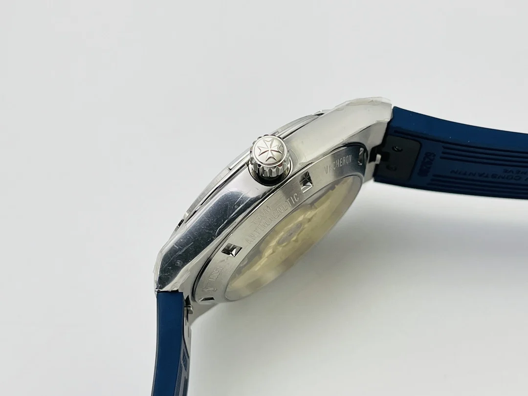 Vacheron Constantin Overseas Steel 41mm — photographed off the sweep