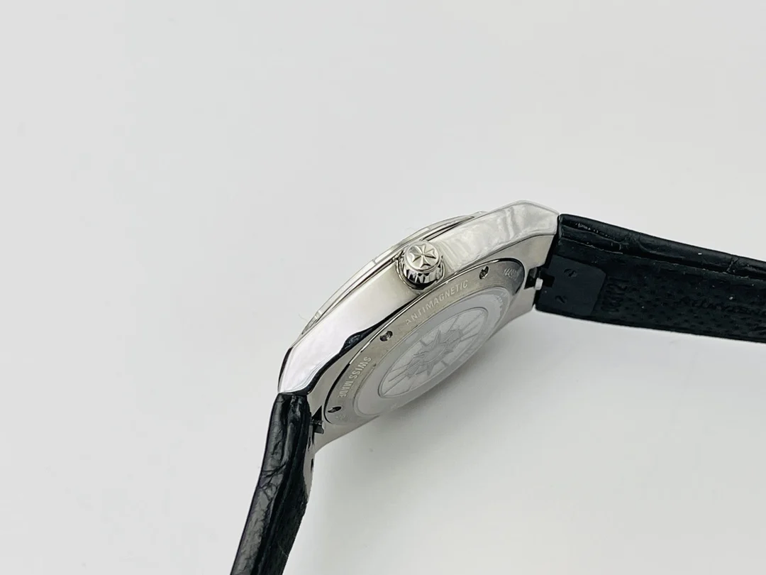 Vacheron Constantin Overseas Steel Blue Dial 1205V/100A-B590 33mm — photographed off the sweep