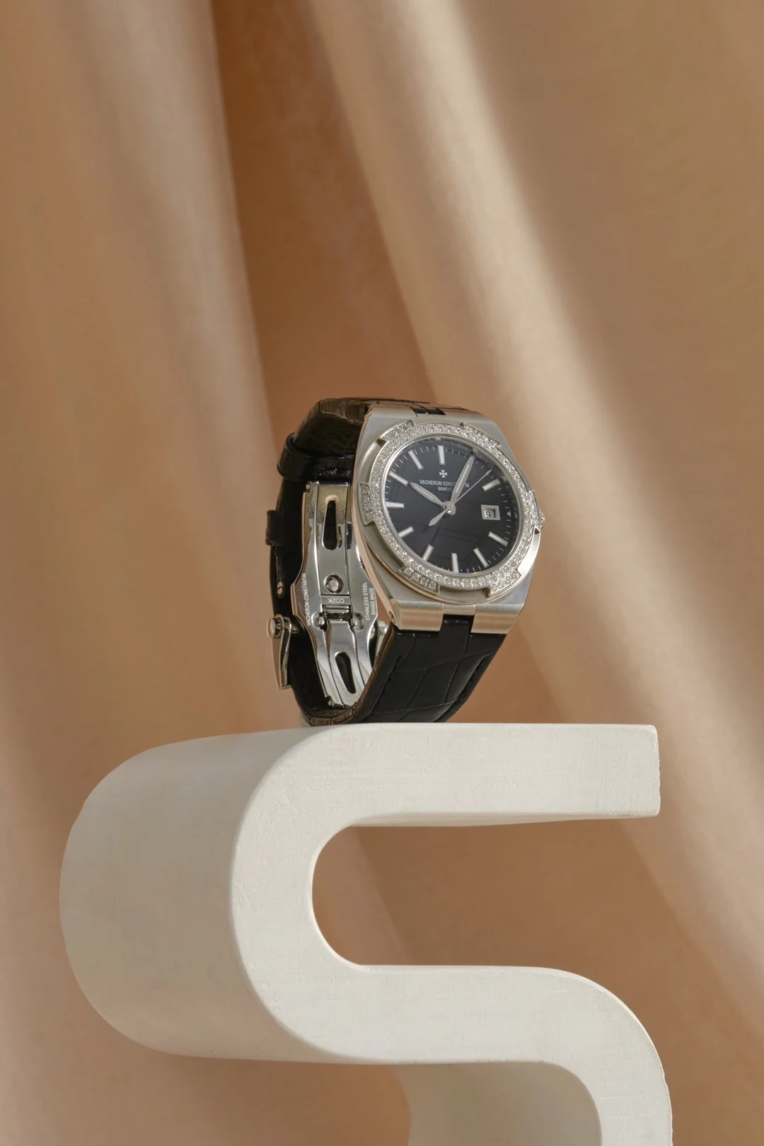 Vacheron Constantin Overseas Steel Blue Dial 1205V/100A-B590 33mm β photographed off the sweep