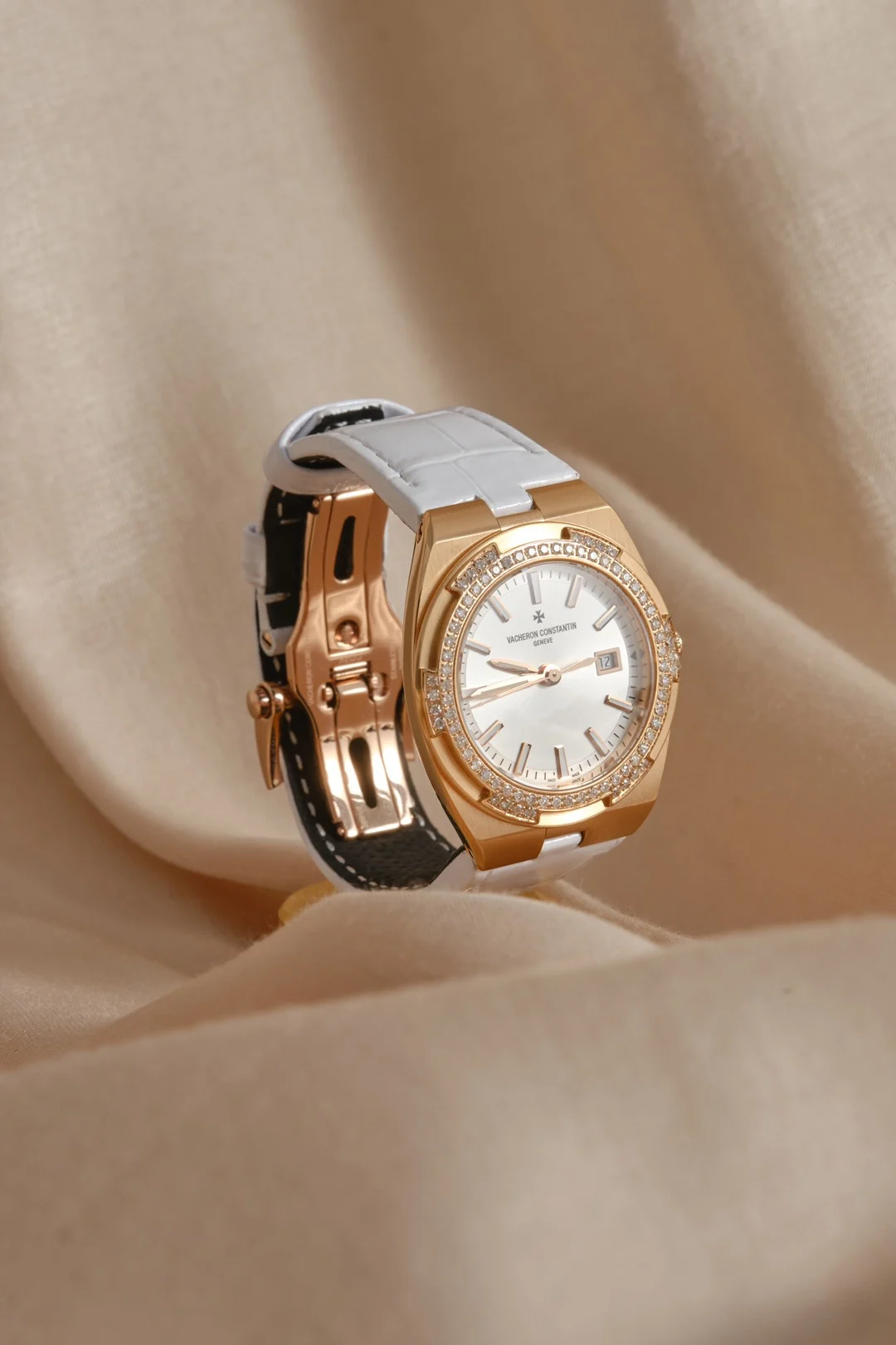 Vacheron Constantin Overseas Steel Blue Dial 1205V/100A-B590 33mm β photographed off the sweep