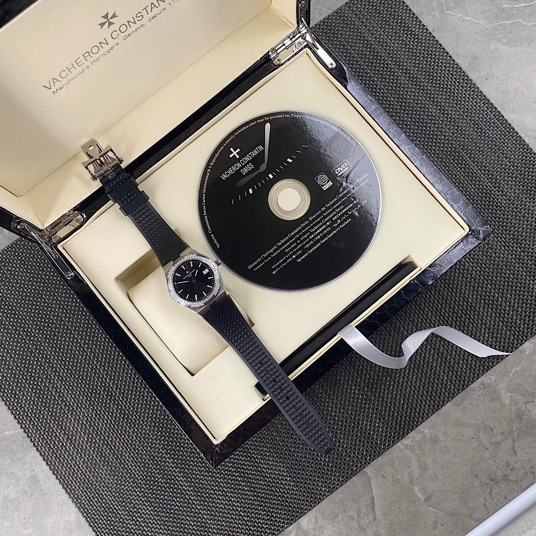 Vacheron Constantin Overseas Steel Blue Dial 1205V/100A-B590 33mm — photographed off the sweep