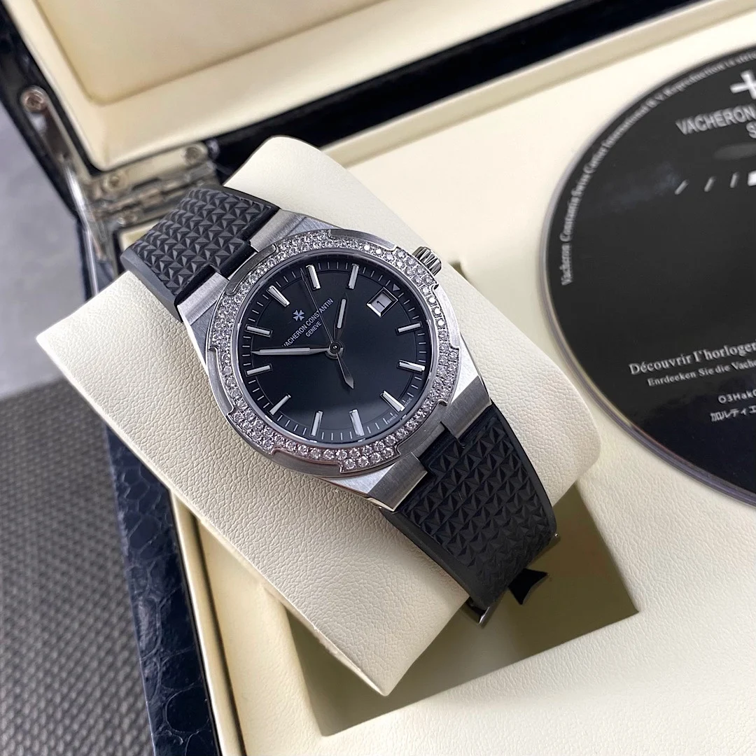 Vacheron Constantin Overseas Steel Blue Dial 1205V/100A-B590 33mm — photographed off the sweep