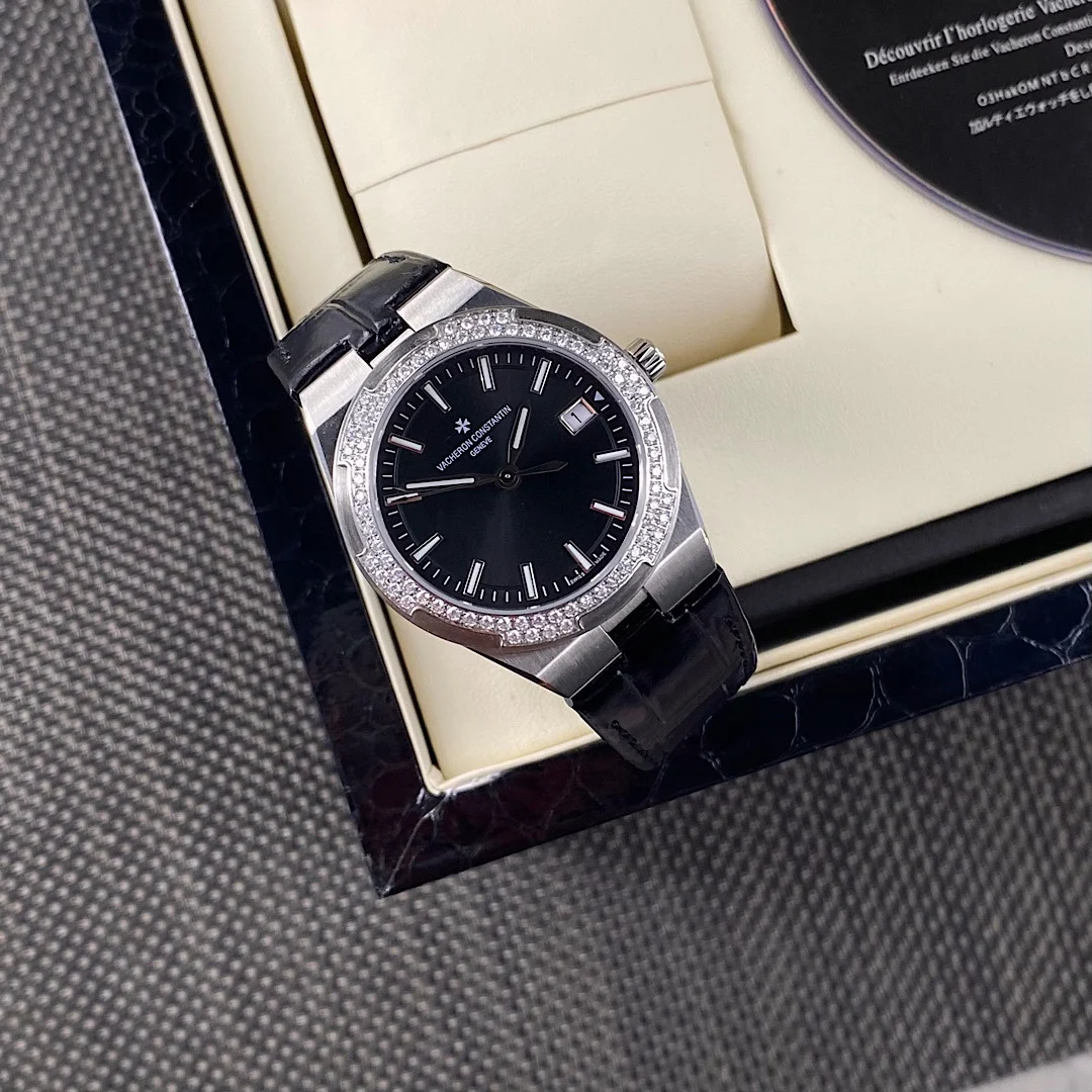 Vacheron Constantin Overseas Steel Blue Dial 1205V/100A-B590 33mm — photographed off the sweep